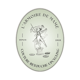 Logo ovale de L'Armoire de Mamé Couture, avec une illustration féerique d'une petite couturière debout sur une bobine de fil, entourée de boutons. Mention 'Couture – Retouche – Upcycling' depuis 2020
